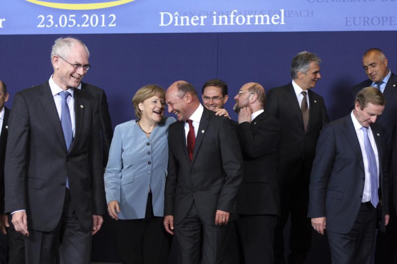 Angela Merkel német kancellárral derülnek valamin a 2012. május 23-i EU-csúcson Brüsszelben. 