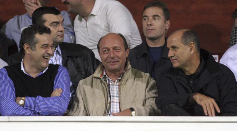 A lelátókon két klubelnök, Gigi Becali és George Copos társaságában 2005. október 24-én.