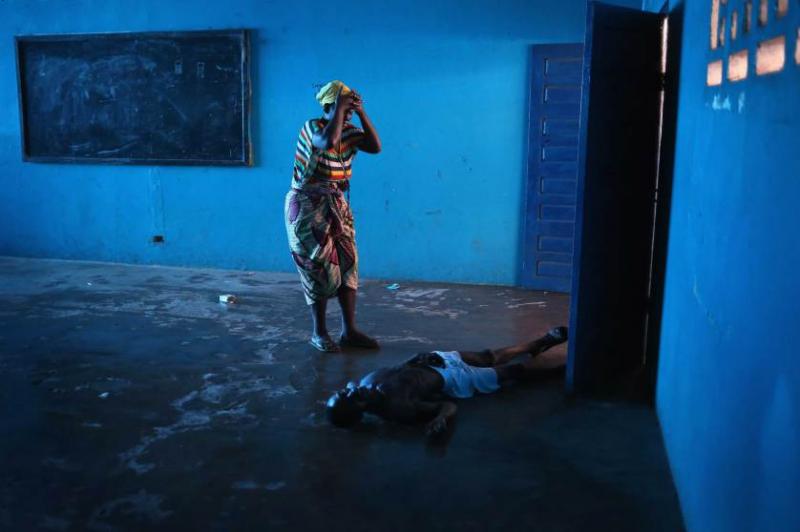 Egy libériai nő síratja elájult férjét az ebola pusztította Monroviában. 2014. augusztus 15.