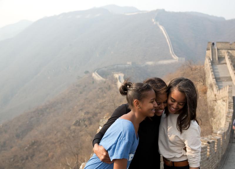 Az Obama-család nőtagjai a Kínai Nagy Falon
