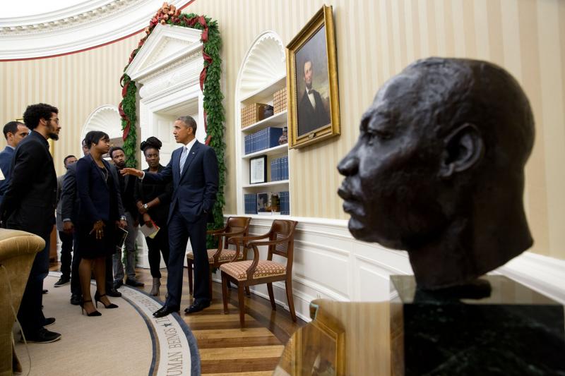 Martin Luther King szobránál fekete tinikkel