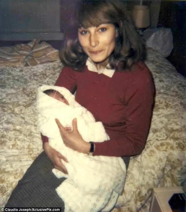 Édesanyja, Carole Middleton ölében, mindössze 15 naposan. Forrás: dailymail.co.uk