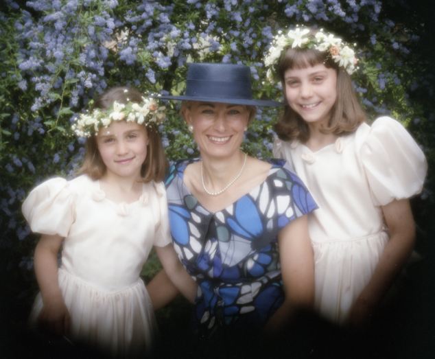 Koszorúslányként, 11 évesen (jobbra Kate, balra húga, az akkor 9 éves Pippa, középen édesanyjuk, Carole). Forrás: dailymail.co.uk