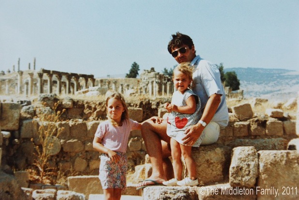 Néhány évig Jordániában élt a család. Kate (balra) 4, Pippa 2 éves. Apjukkal, Mike Middletonnal. Forrás: a Middleton család archívuma