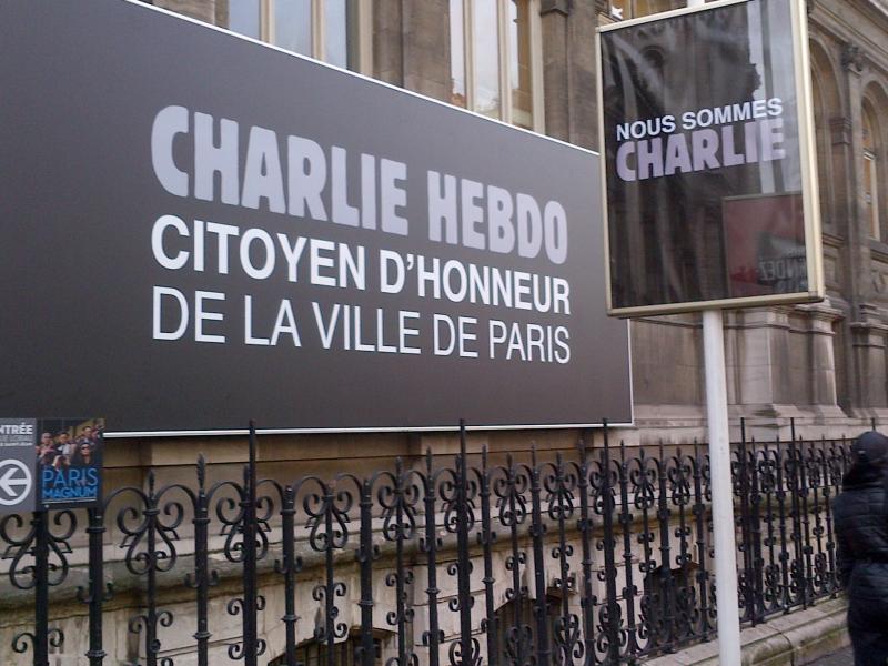 A Charlie Hebdo Párizs díszpolgára lett, hirdeti ez a felirat