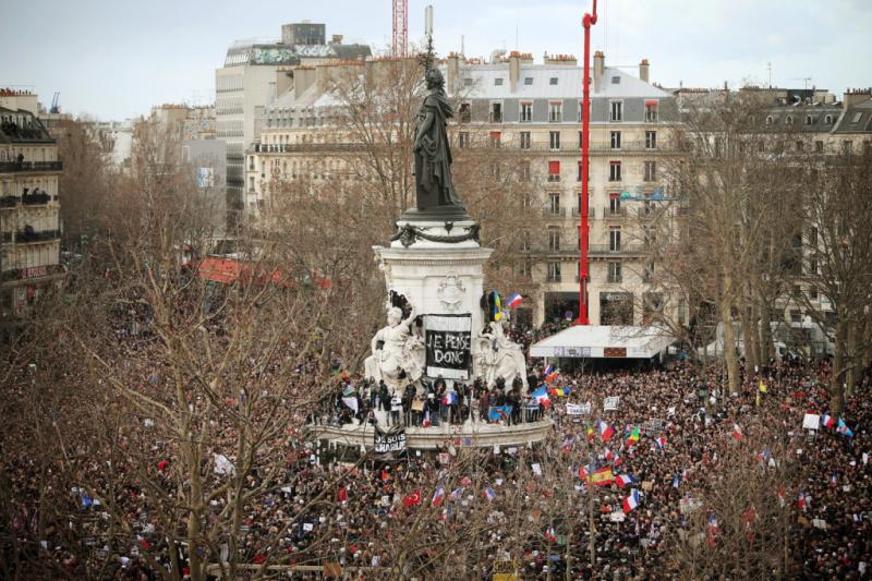 Több ezer ember népesítette be a Köztársaság teret Párizsban, ahonnan elindult a terrorizmus elleni történelmi tiltakozó felvonulás a Franciaországban elkövetett terrortámadások 17 áldozatának emlékére