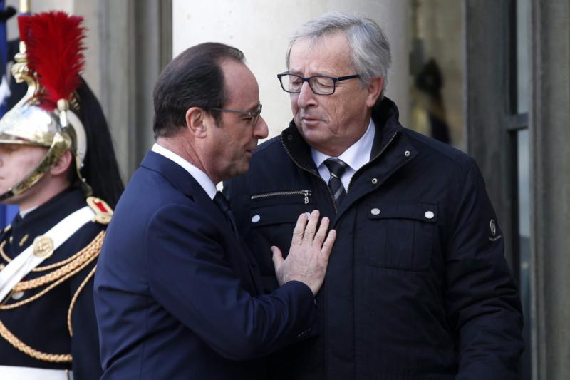 Francois Hollande francia államfő üdvözli Jean-Claude Junckert, az Európai Bizottság elnökét
