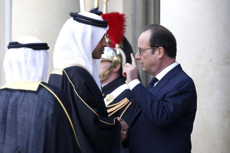 Francois Hollande francia államfő üdvözli Abdullah bin Zajed bin Szultan al-Nahijan sejket, az Egyesült Arab Emirátusok külügyminiszterét <h2 style=