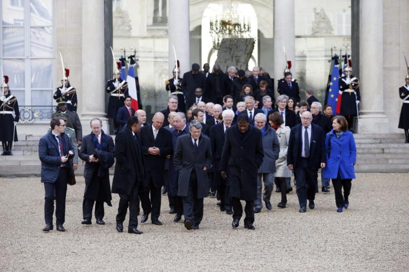Az állam- és kormányfők elhagyják a francia elnöki rezidenciát