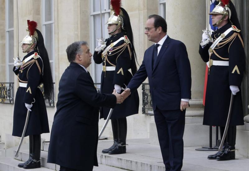 Francois Hollande francia államfő üdvözli Orbán Viktor magyar kormányfőt <h2 style=