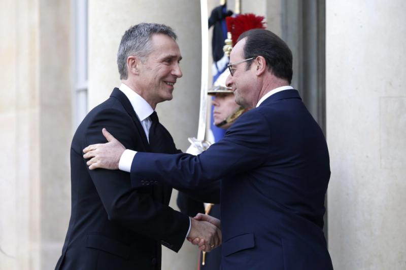 Francois Hollande francia államfő üdvözli Jens Stoltenberg NATO-főtitkárt <h2 style=