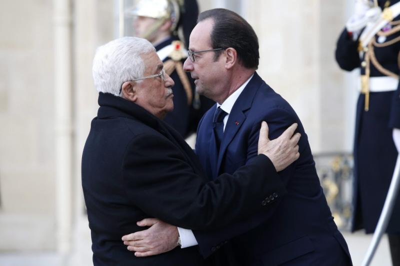 Francois Hollande francia államfő üdvözli Mahmúd Abbászt, a Palesztin Hatóság elnökét <h2 style=