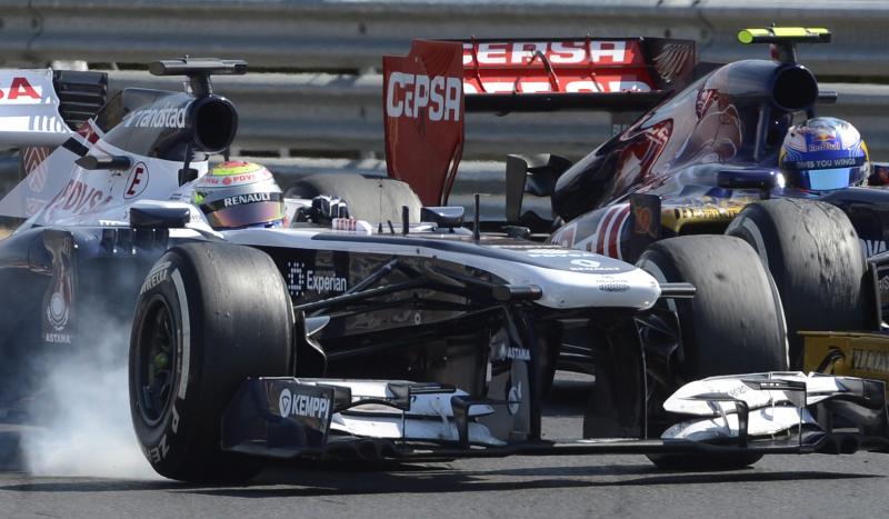 Pastor Maldonado, a Williams csapat venezuelai versenyzője (b) és Daniel Ricciardo, a Toro Rosso csapat ausztrál versenyzője 