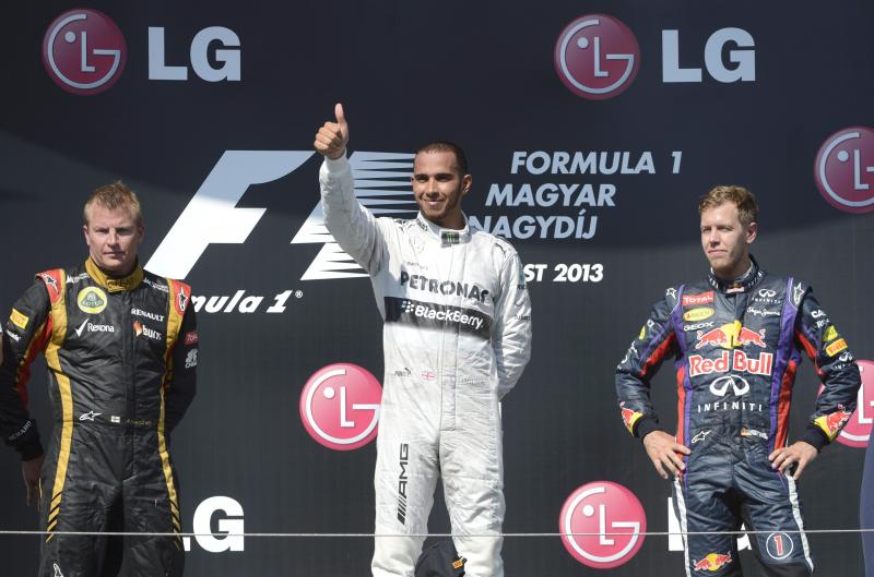 A győztes Lewis Hamilton, a Mercedes csapat brit versenyzője (k), a második helyezett Kimi Räikkönen, a Lotus csapat finn versenyzője (b) és a harmadik helyezett Sebastian Vettel, a Red Bull csapat német versenyzője (j) 