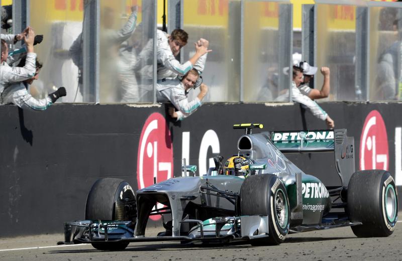 Lewis Hamilton, a Mercedes csapat brit versenyzője a célban