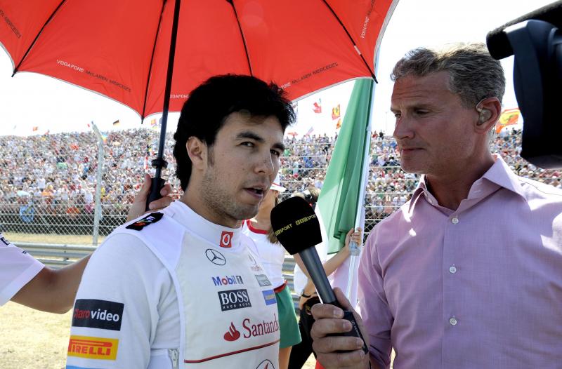 Sergio Perez, McLaren csapat mexikói versenyzője (b) interjút ad David Coulthard korábbi Forma-1-es versenyzőnek, a BBC szakkommentátorának a rajtrácson