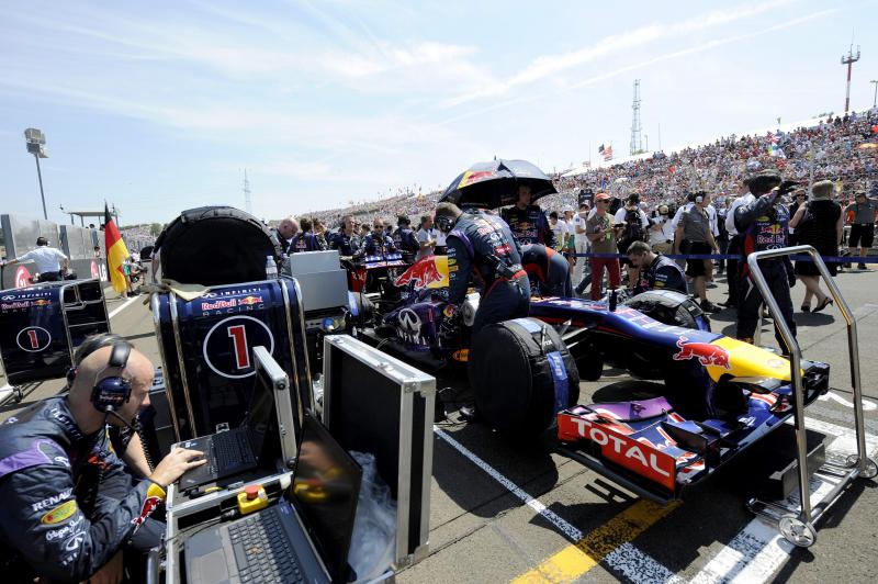 A Red Bull csapat német versenyzője, Sebastian Vettel versenyautója a rajtrácson