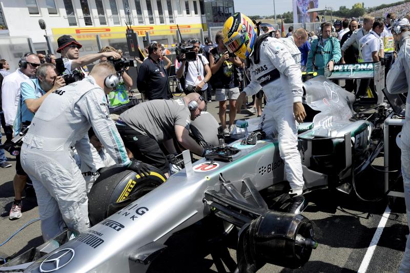 Lewis Hamilton, a Mercedes csapat brit versenyzője ül be versenyautójába a rajtrácson