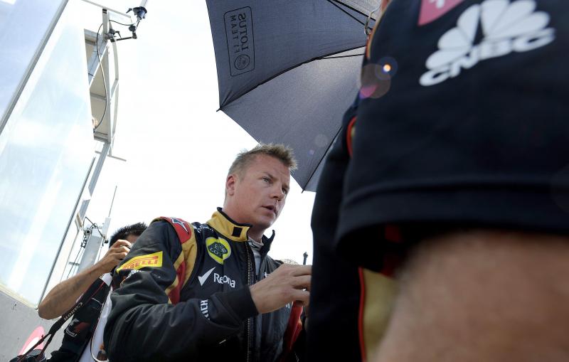 Kimi Räikkönen, a Lotus csapat finn versenyzője a rajtrácson