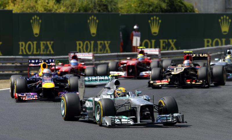 Lewis Hamilton, a Mercedes csapat brit versenyzője halad az élen Sebastian Vettel, a Red Bull csapat német versenyzője előtt