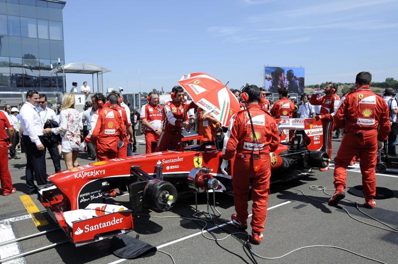A Ferrari csapat tagjai a rajtrácson