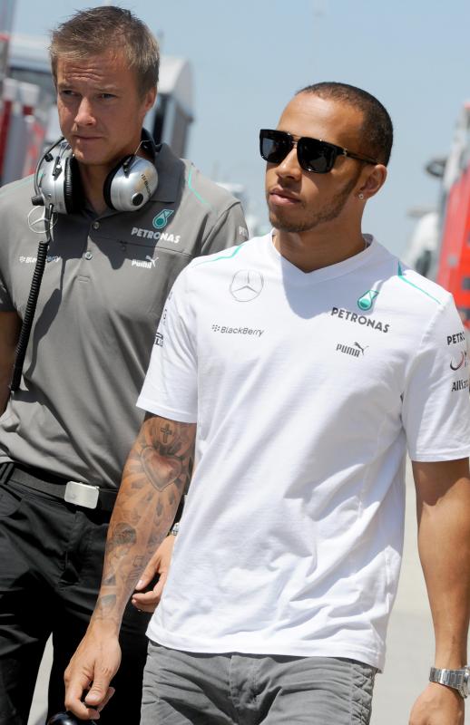 Lewis Hamilton, a Mercedes csapat brit versenyzője érkezik a pilóták parádéjára