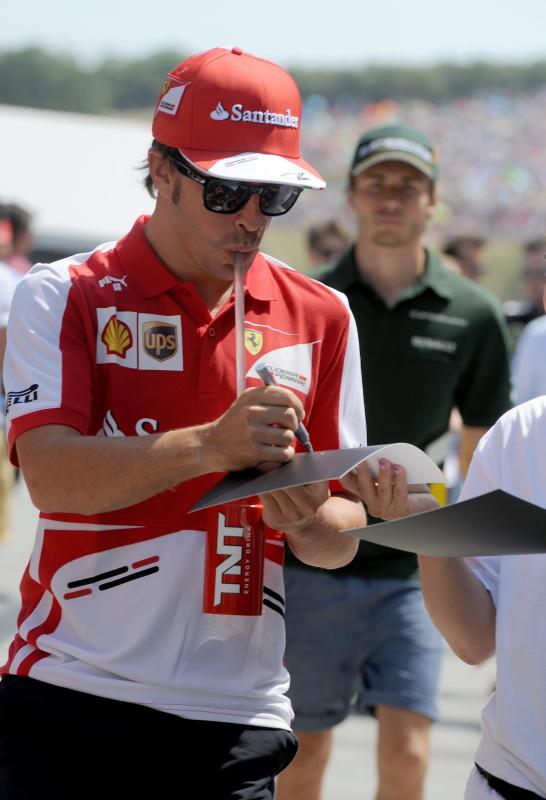 Fernando Alonso, a Ferrari csapat spanyol versenyzője érkezik a pilóták parádéjára