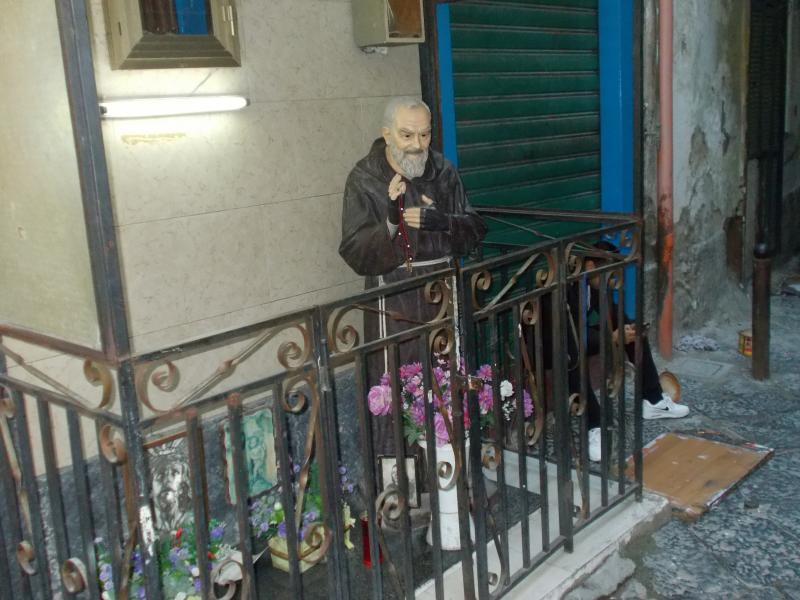 Utcai oltár Pio atya gipsszobrával