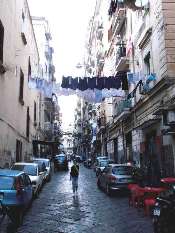 A nápolyi utcák az olasz neorealista filmek hangulatát idézik