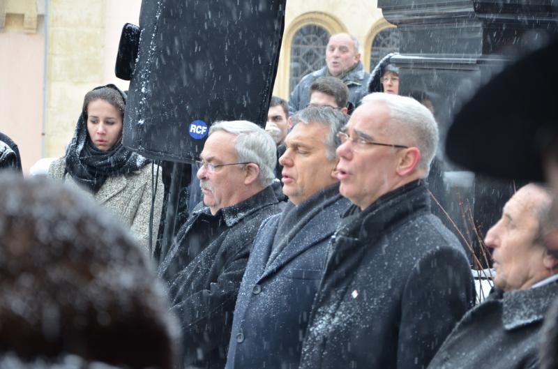Kató Béla püspök, Orbán Viktor miniszterelnök és Balog Zoltán emberi erőforrások minisztere a Himnuszt énekli