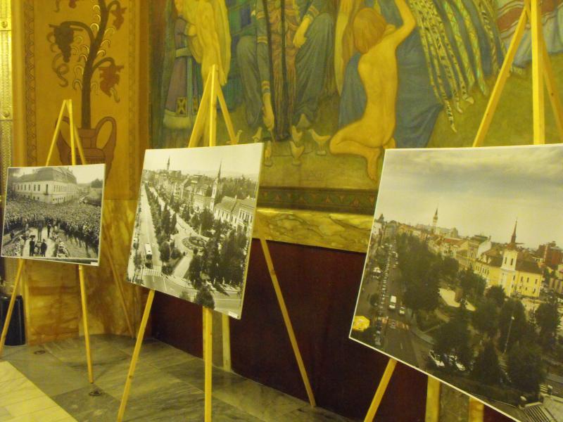 A Kultúrpalota előterében a korabeli Marosvásárhelyről készült fotókat tekinthettek meg az érdeklődők