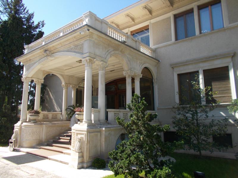 A Ceaușescu-villa bejárata