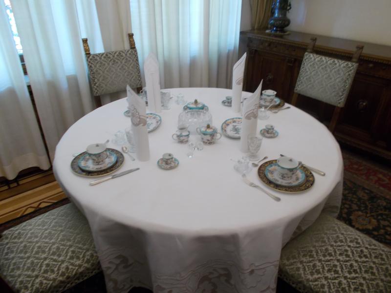 Kolozsvári Iris porcelánok a diktátor-család étkezőasztalán