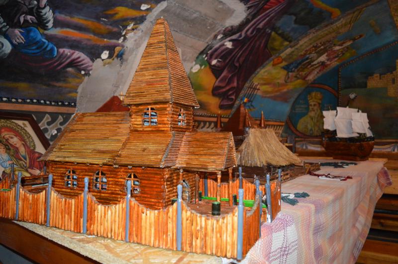 A rabok által készített templom újrahasznosított papírból és fából