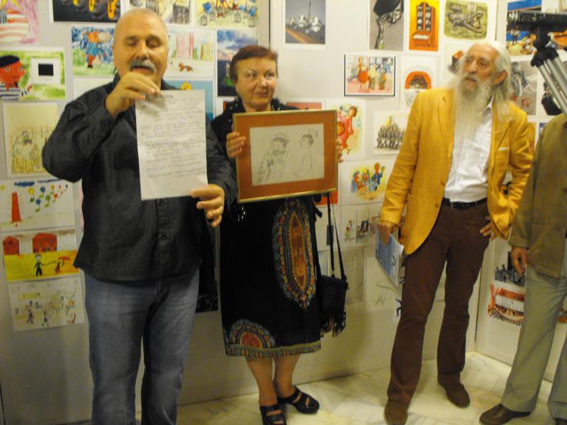 Ion Sfăriac marosvásárhelyi karikaturista a Molnár Dénes-önéletrajzot, míg Sajgó Ilona képzőművész egy Molnár Dénes-karikatúrát mutat. Ez utóbbit most az egykori tanítvány kapta meg különdíjként.