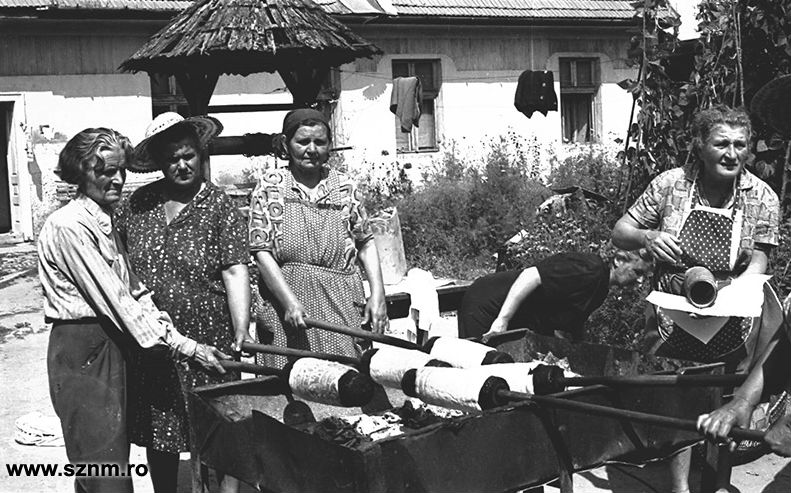 Kürtőskalács-sütés | fotó: Székely Nemzeti Múzeum