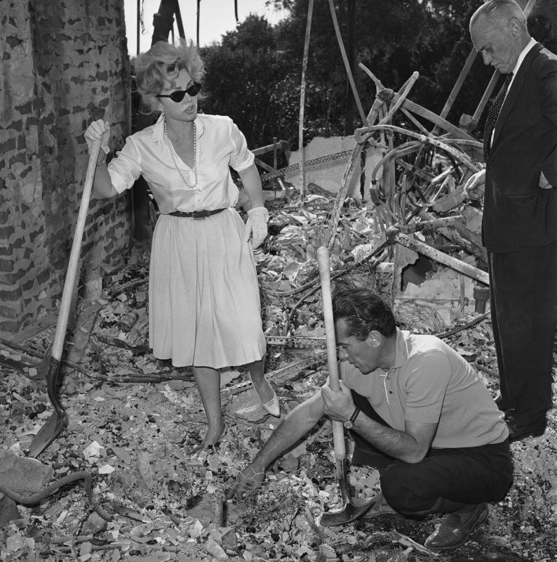 A színésznő Bel-Air-beli (Los Angeles) luxuslakása leégett romjai között keresi a széfet és benne az ékszereit 1961-ben | fotó: AP PHOTO/Dick Strobel/mashable.com