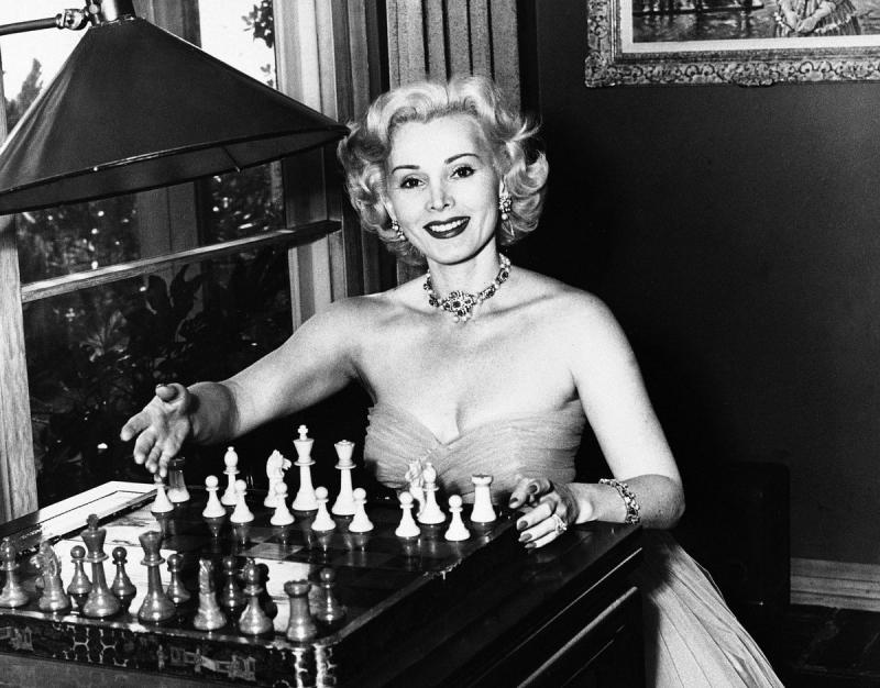 A Moulin Rouge forgatásán akkori férjével, George Sanders-el készül sakkozni | fotó: AP Photo/Mashable