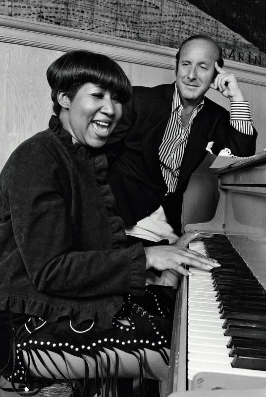 1981-ben, az énekesnő lakásán, Clive Davis producerrel | fotó: Billboard