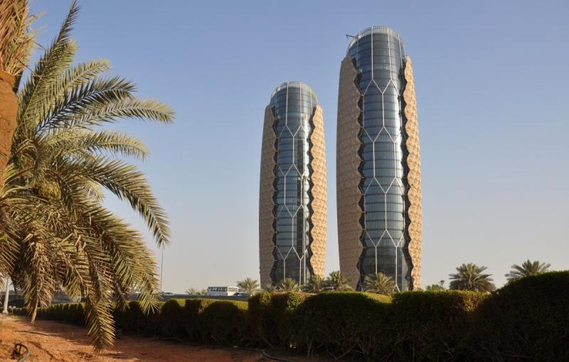 Az Abu-Dhabiban található felhőkarcolónál 2 ezer darab nagy napernyő nyílik ki, ahogy a nap mozog, ezzel mintegy 50 százalékkal csökkentve az épület belső hőenergiájá