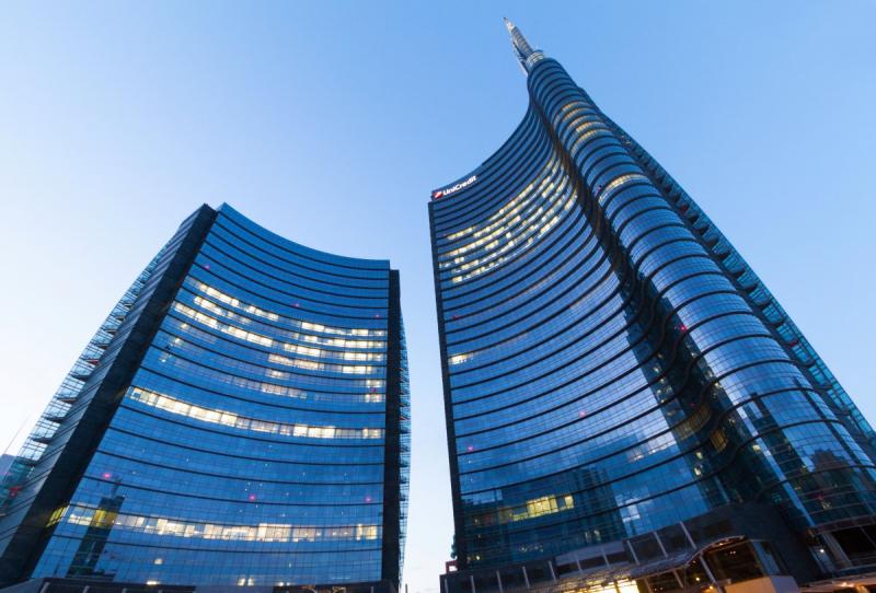 <h3>UniCredit Bank központi székhelye, az UniCredit-torony Olaszország legújabb felhőkarcolója. Kilenc kilométeres távolságról is látható és a beépített LED-világításnak köszönhetően színét tudja változtatni.</h3>