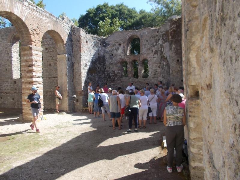 Lengyel turisták miséje a butrinti romtemplomban