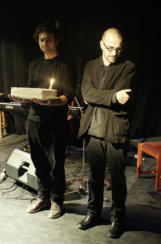 Moșu Norbert László a tortával, a Figura Stúdió Színház igazgatója, Czegő Csongor mellett
