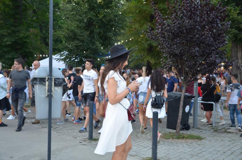 Ez az egyik kedvenc szettünk a fesztiválról: egyszerű, fehér ruha, látványos kalap (ami ugye véd a Naptól) és praktikus, odaillő táska. Nem kell hozzá sok, mégis stílusos a megjelenés.