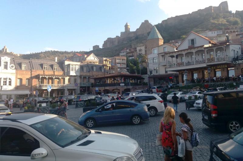 Tbiliszi óvárosa, háttérben a várral
