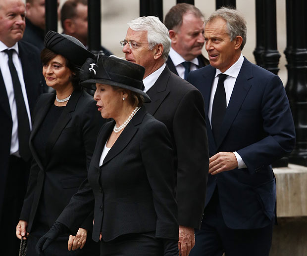 A két utód, John Major és Tony Blair feleségük társaságában érkezett a Szent Pál-székesegyházhoz.