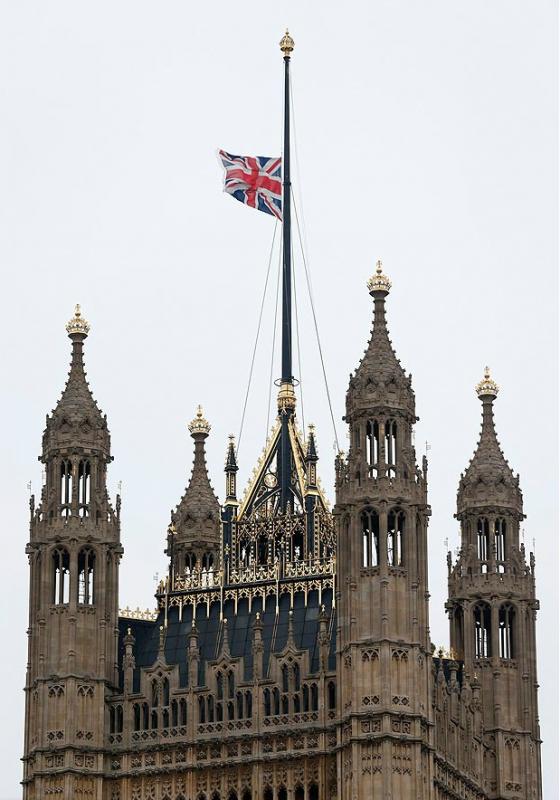 A londoni parlament épületén félárborcra eresztették a Union Jacket.