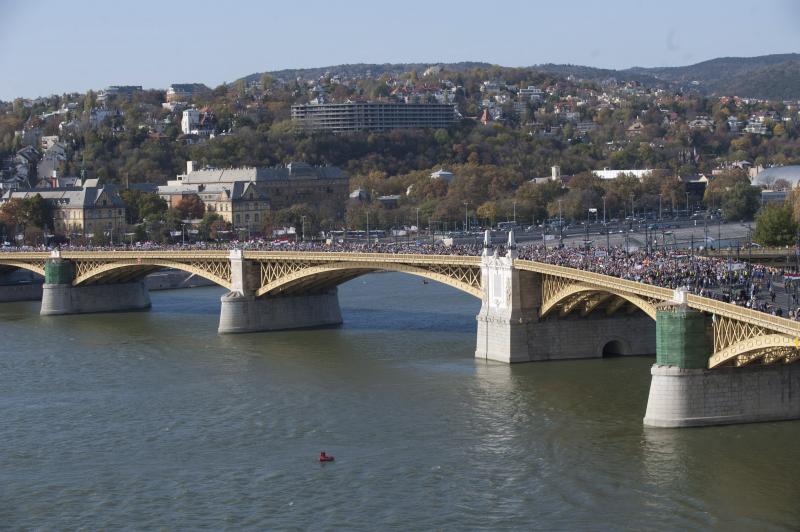 A Békemenet résztvevői átvonulnak a Margit hídon az 1956-os forradalom és szabadságharc 57. évfordulóján 2013. október 23-án.