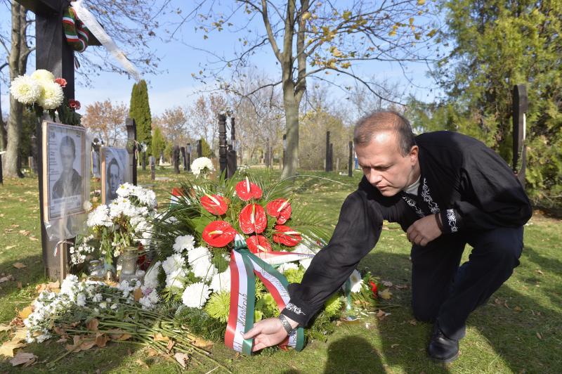 Gaudi-Nagy Tamás, a Jobbik parlamenti képviselője koszorút helyez el Mansfeld Péter sírjánál a 301-es parcellában az 1956-os forradalom és szabadságharc 57. évfordulóján a Rákoskeresztúri Újköztemetőben 2013. október 23-án.