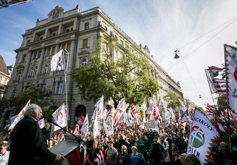 Léhmann György, a devizahiteleseket képviselő ügyvéd (b) beszél a Jobbik Kormánykárosultak nagygyűlése elnevezésű, az 1956-os forradalom és szabadságharc kirobbanásának 57. évfordulóján tartott rendezvényén Budapesten a Vértanúk terén 2013. október 23-án.